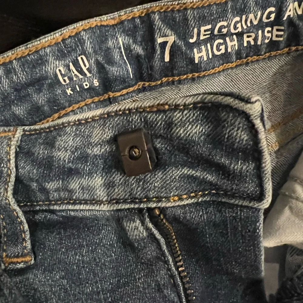 High-Rise Skinny Ankle Jeggings and blue cotton T with embroidered stars. - Picture 3 of 13